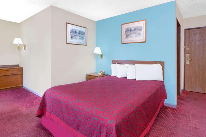 1 Queen Bed (2 of 21)