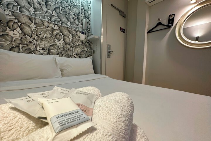 Room 32 of 65