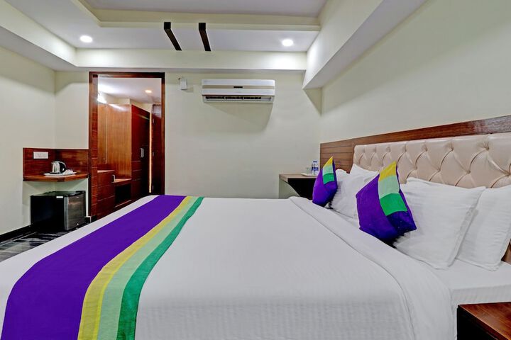 Room 32 of 65