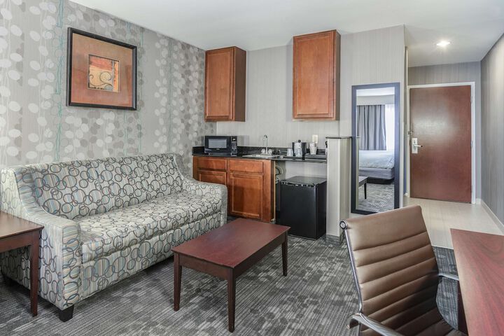 1 King Bed High Speed Internet Accessible Desk Microwave and Refrigerator Sofa Bed Full Brea (14 of 22)