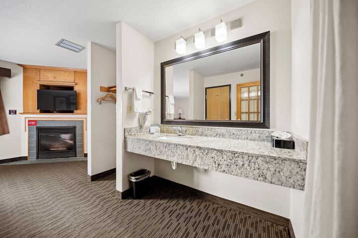 2 Queen Beds Mobility Accessible (4 of 13)