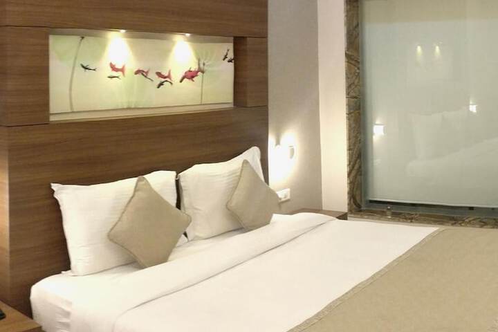 Room 9 of 32