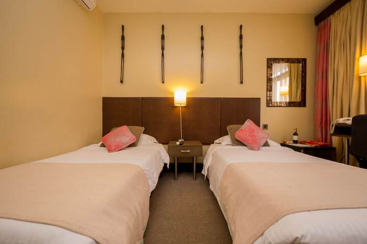 Room 33 of 174