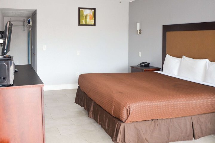 1 King Bed (1 of 11)