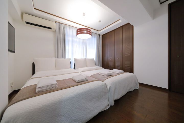 Room 6 of 16