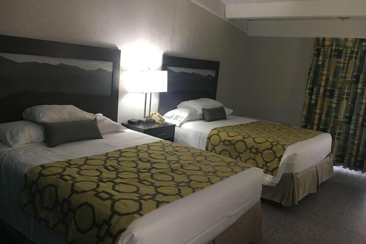 2 Queen Beds (6 of 11)