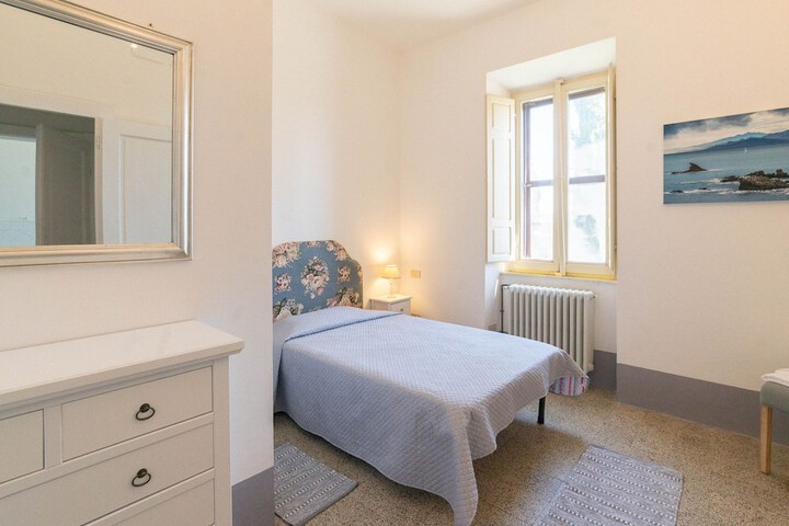 Room 35 of 143
