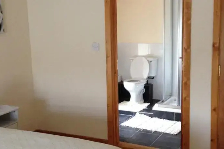 Room 3 of 28