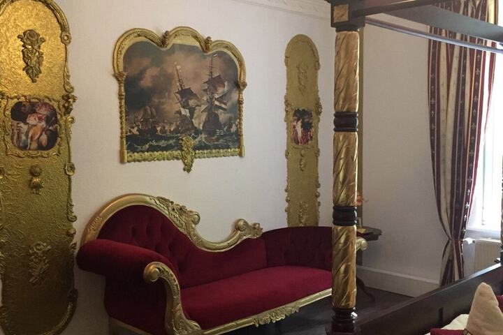 Room 6 of 40