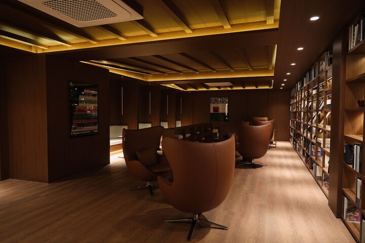 Lounge 140 of 142