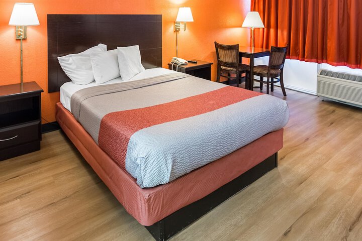 1 Queen Bed (5 of 16)