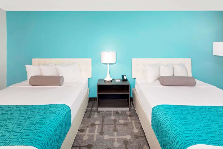 2 Queen Beds (6 of 7)