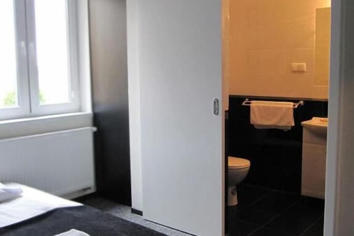 Room 8 of 18