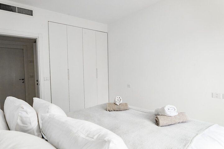 Room 10 of 83