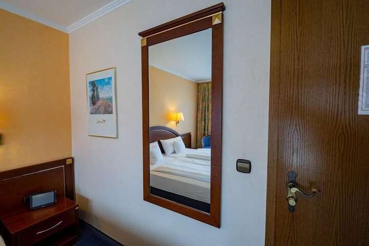 Room 15 of 83