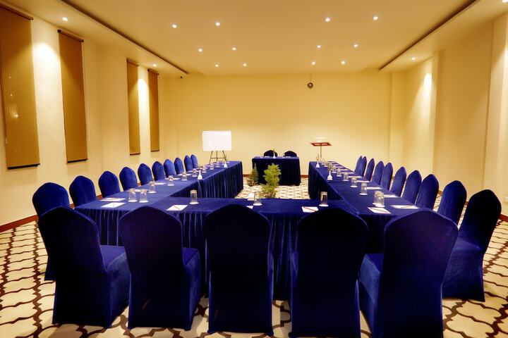 Ballroom/Hall 91 of 107