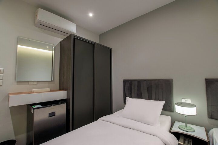 Room 10 of 36