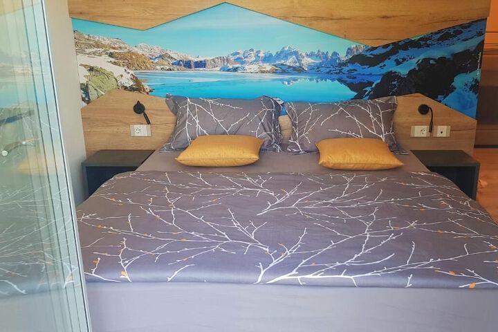 Room 6 of 27