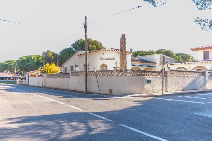 Fantastic Holiday Home With Private Pool in Lescala