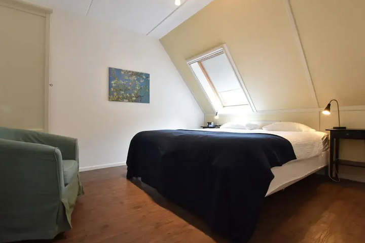 Room 6 of 18
