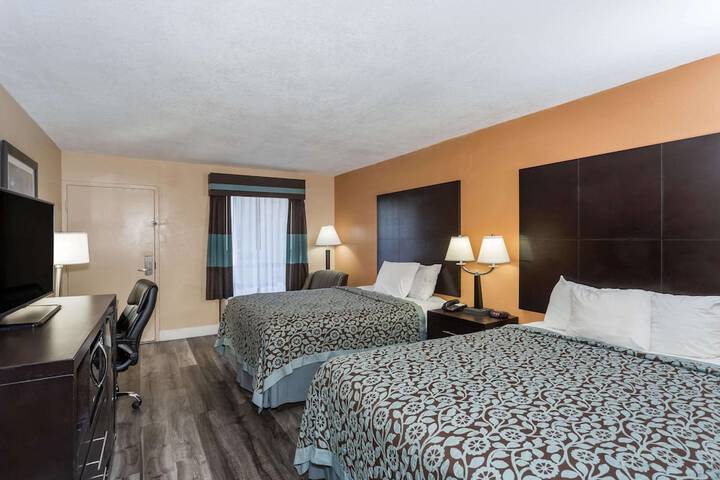 1 Queen Bed Accessible (4 of 10)