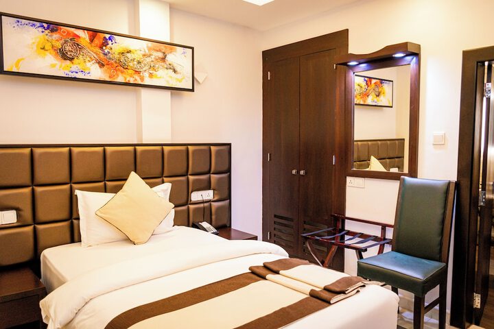 Room 6 of 14
