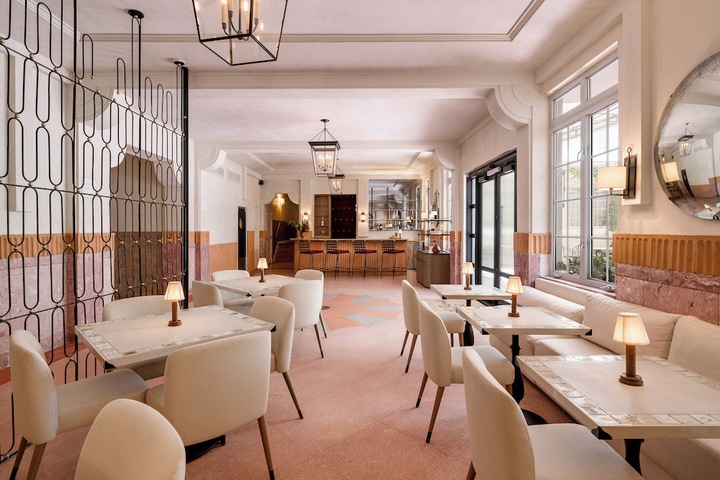 Lobby lounge