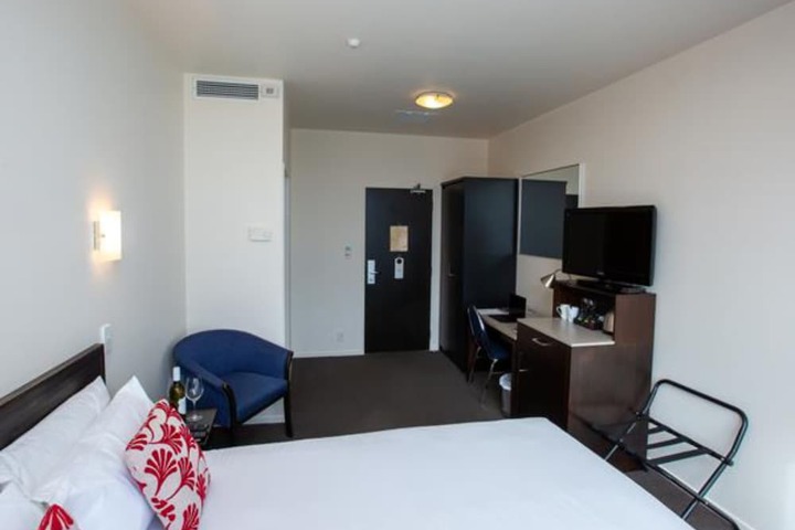 Room 16 of 44