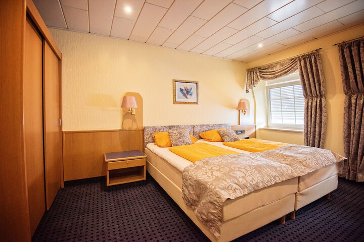 Room 11 of 32