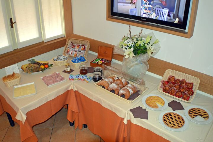 Breakfast/Coffee Service 24 of 40