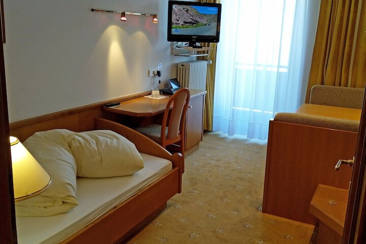 Room 6 of 37