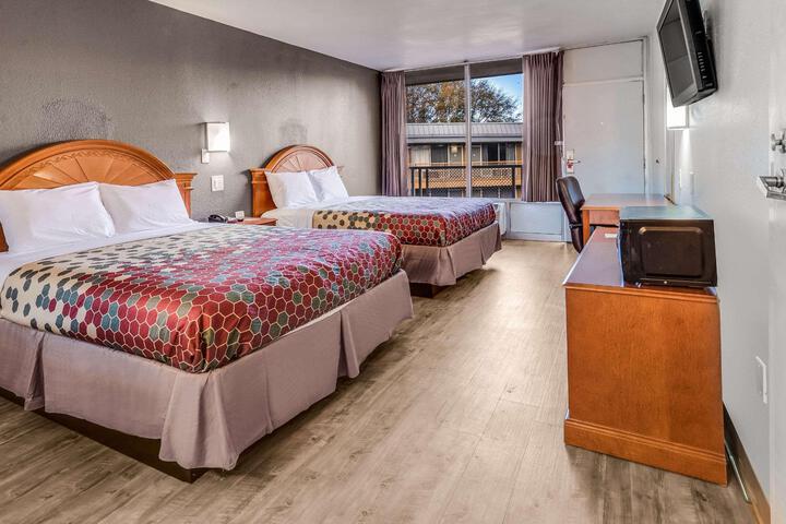 2 Queen Beds (6 of 8)
