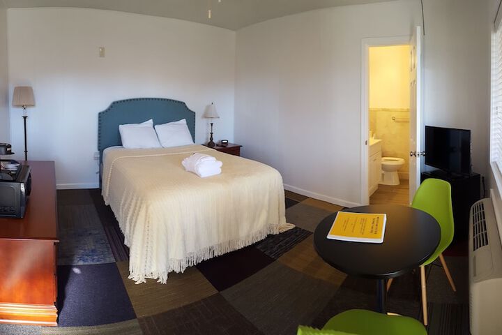 Room 4 of 114