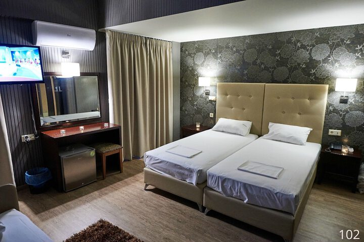 Room 15 of 33