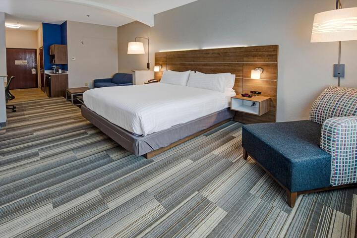 1 King Bed (3 of 15)