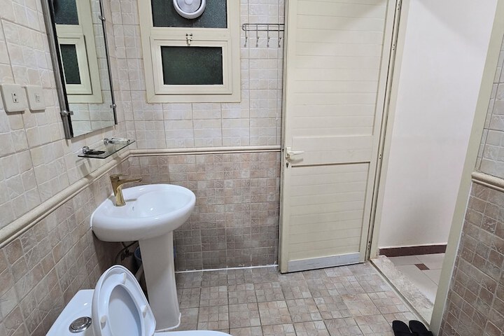 Room 32 of 40