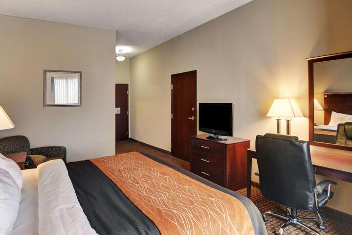 1 King Bed (1 of 14)