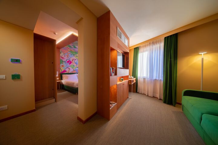 Room 27 of 153