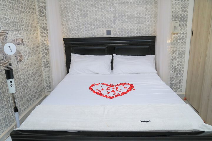 Room 6 of 18