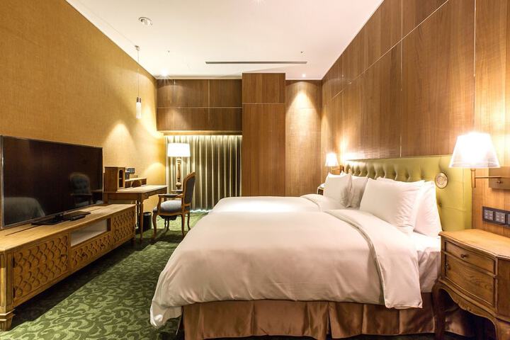 Room 10 of 80