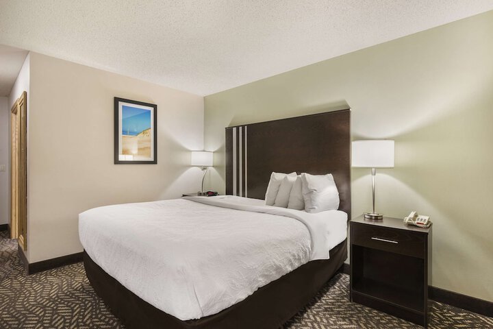 1 King Bed Microwave and Refrigerator WiFi Full Breakfast (4 of 15)