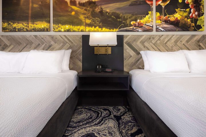 2 Queen Beds (2 of 7)