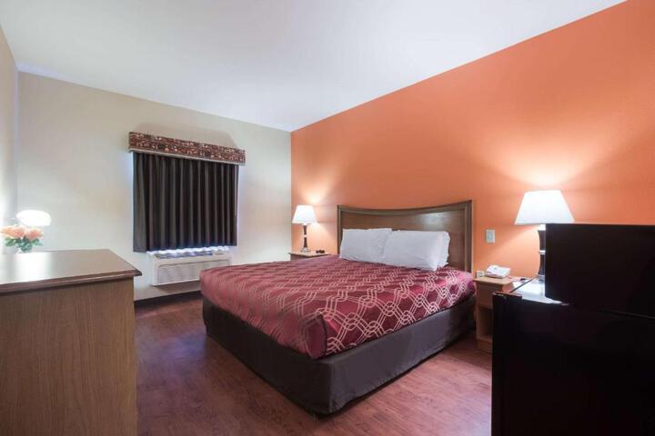 1 King Bed (12 of 14)