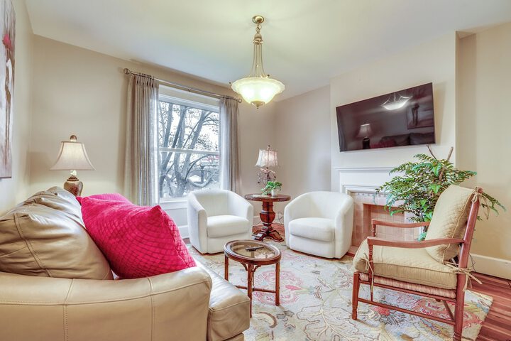 Walk to Garden & Restaurants: Zanesville Apartment