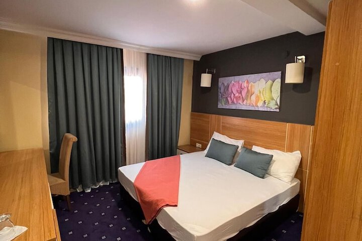 Room 4 of 12