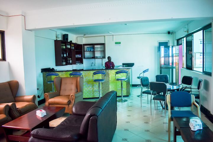 Lounge 29 of 37