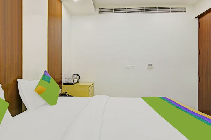 Room 11 of 38