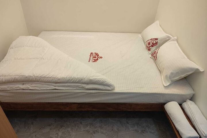 Room 9 of 32
