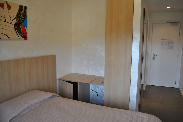 Room 28 of 86