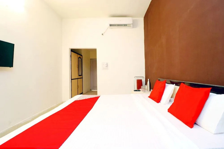 Room 4 of 11